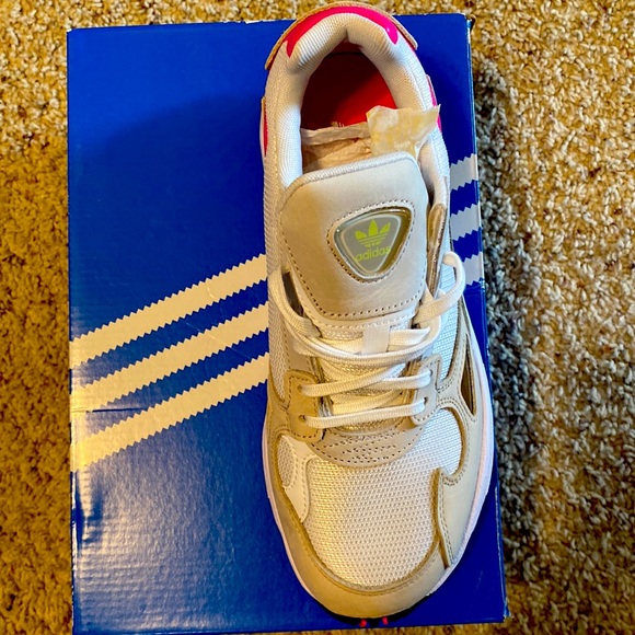 Women’s size 8 Adidas Sneakers, brand new, never worn. - Picture 3 of 5